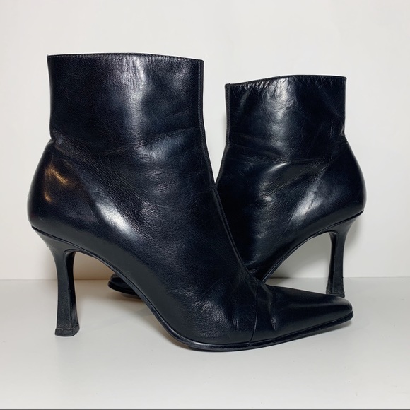 nine west zaayer heeled bootie
